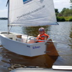 Mädchen im Segelboot beim Fereinpass-Kurs 2019