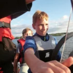 Bei Flaute dürfen auch die Kids mal Motorboot fahren