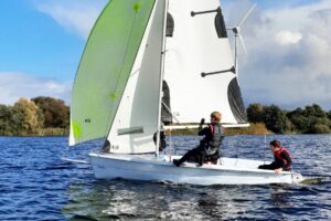 In einem sonnigen Moment nutzt unsere Vision-Crew den Wind, um mit Trapez und Gennakar zu segeln.