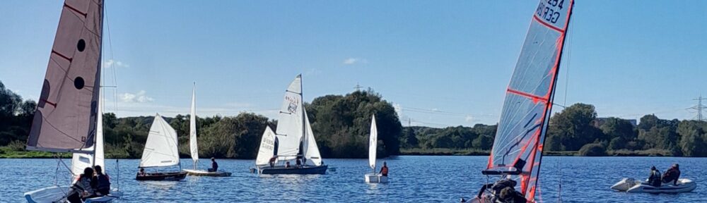 Viele Boote waren auf dem See.