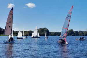 Viele Boote waren auf dem See.