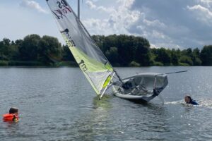 So schnell kentert ein Boot nun auch wieder nicht. Nun heißt es hinterherschwimmen...