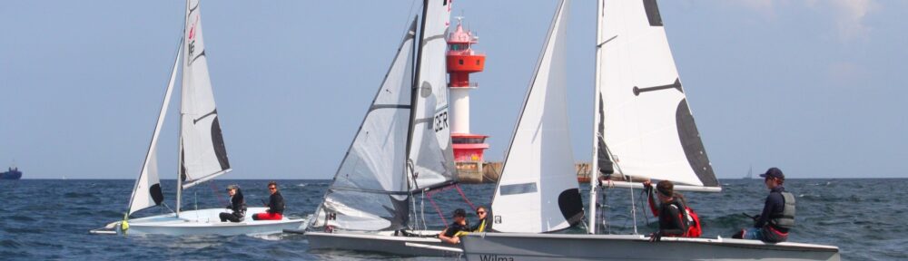 Unsere Flotte vor dem Kieler Leuchtturm.