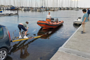 Das Mootorboot kommt aus dem Wasser, jetzt ist das Ende besigelt.