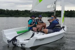 Kinder segeln auf dem Neuländer See
