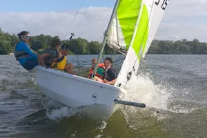 Am Freitag segelten die Kids bei viel Wind zusammen mit den Trainern