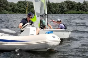 Bei viel Wind unterstützen die Trainer die Kinder mit dem Motorboot - Hier ist Skill gefragt!