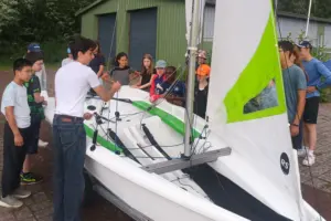 So geht das also... Unser Trainer erklärt an Land, wie das Boot funktioniert