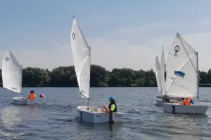 Die Opti-Flotte auf dem Neuländer See