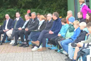 Ehrengäste (v.l.n.r.): Sören Schumacher, Niklas Jahn, Alexander Stein, Henning Baur, Sona Wichmann, Jörn Rosenberg, Dr. Jonas Leder. 2. reihe: Thore Bliefernicht