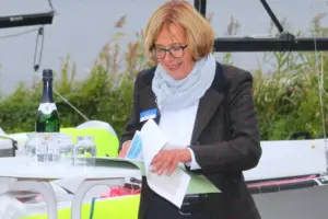 Sonja Wichmann illustrierte ihr Grußwort durch mitgebrachte Unterlagen aus der Anfangszeit des Wassersportzentrums