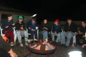 Gemütliches Beisammensein am LAgerfeuer nach dem Vollmondsegeln