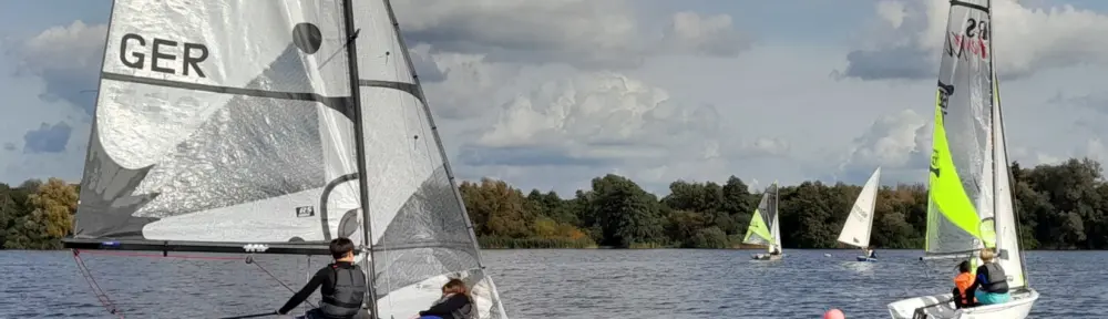 Boote bei wenig Wind auf dem Neuländer See