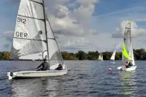 Boote bei wenig Wind auf dem Neuländer See